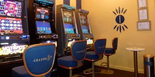 Pengguna membaca syarat bonus mingguan